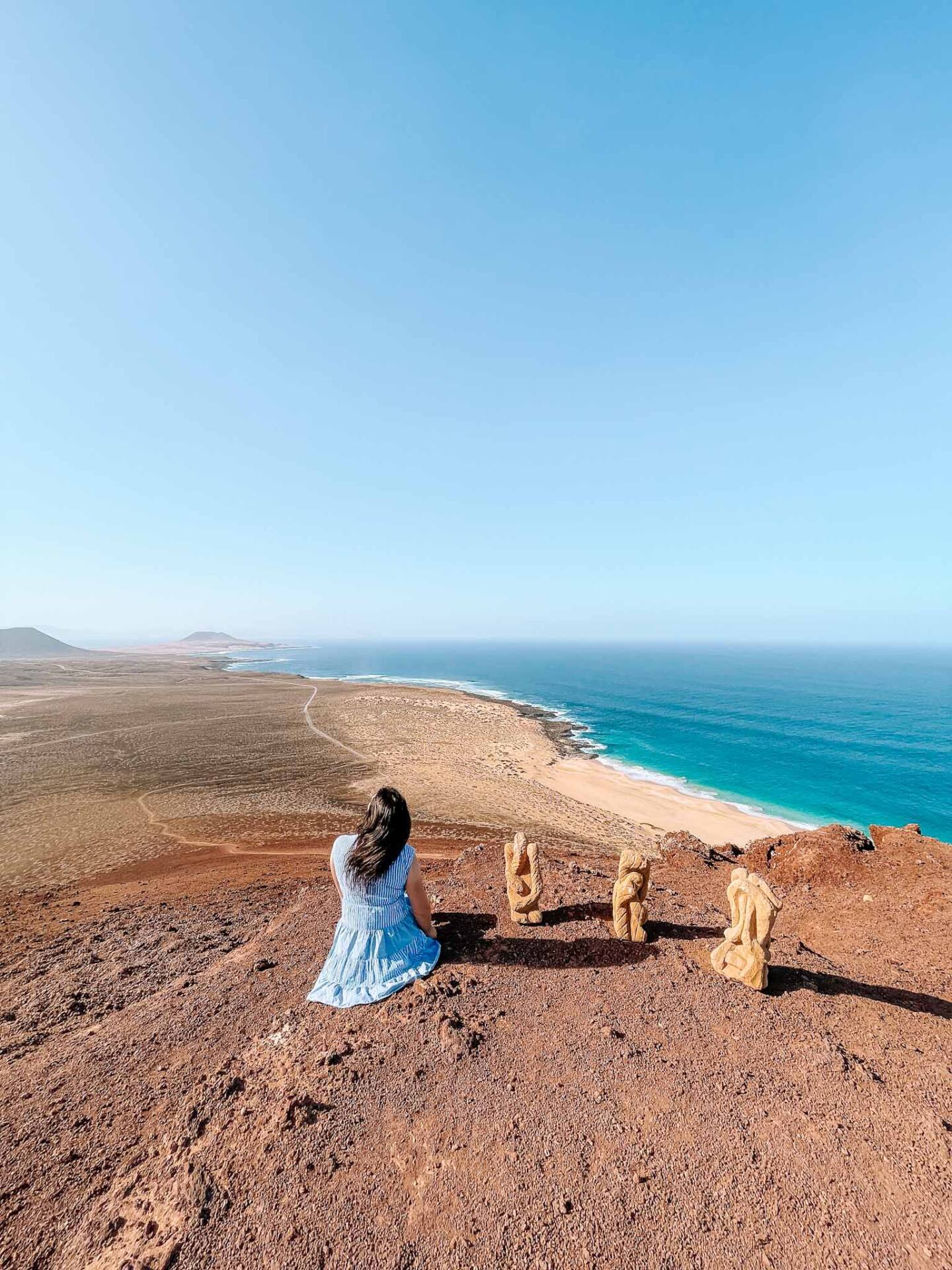 Places in La Graciosa island - Montaña Bermeja with stone figures