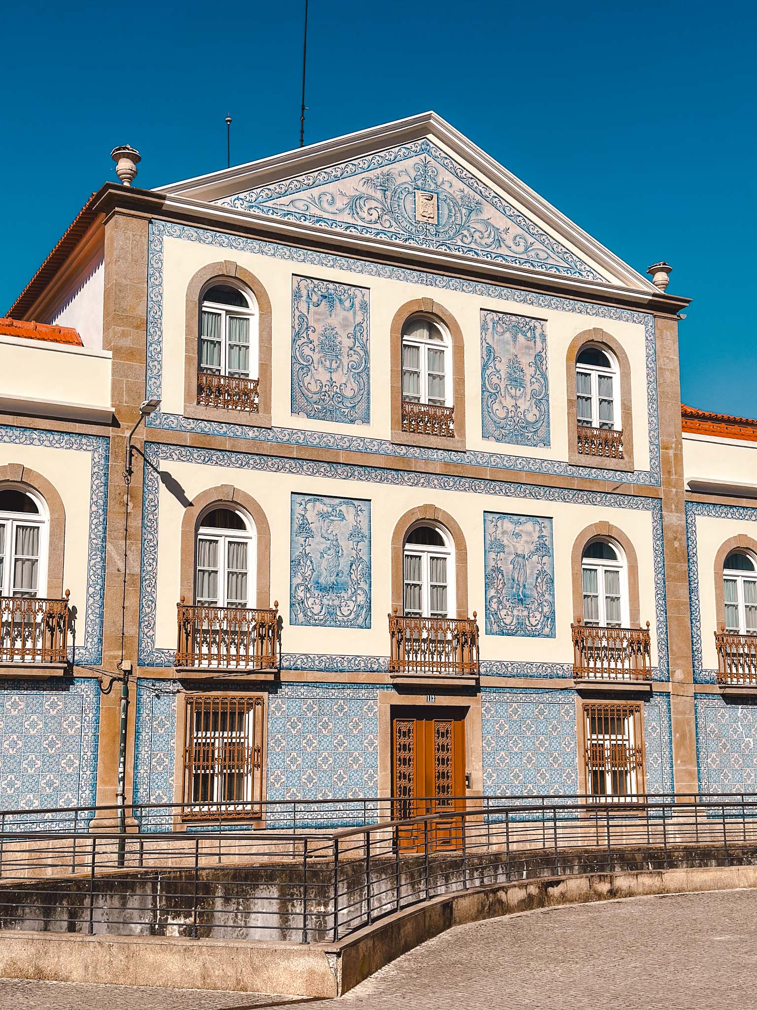 Best things to do in Aveiro, Portugal - explore the traditional tiles in Aveiro streets