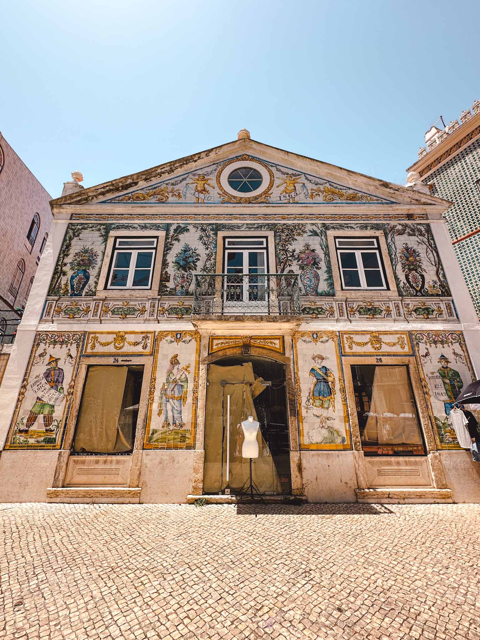 Hidden gems in Lisbon - the unique tile covered house with detailed illustrations at Largo do Intendente