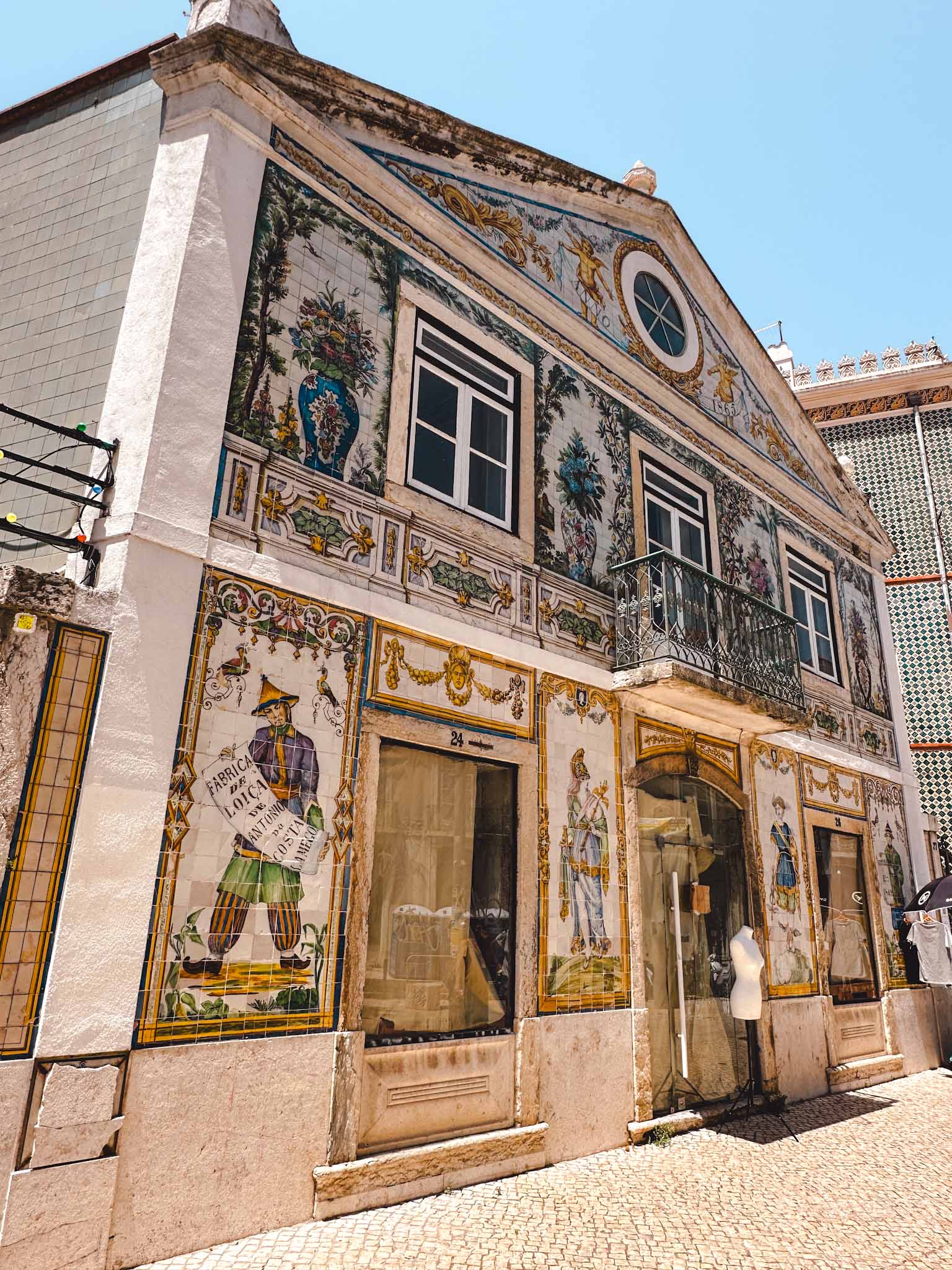 Hidden gems in Lisbon - the unique tile covered house with detailed illustrations at Largo do Intendente