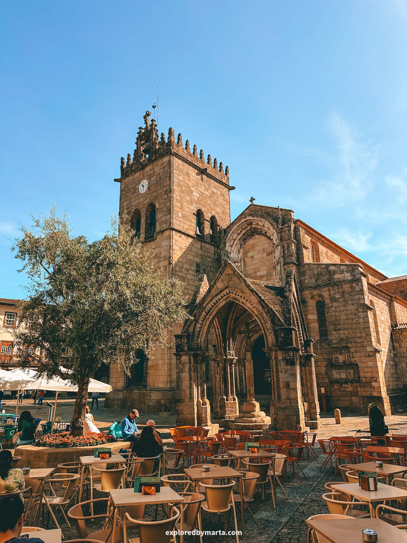 Guimaraes, Portugal-Igreja de Nossa Senhora da Oliveira