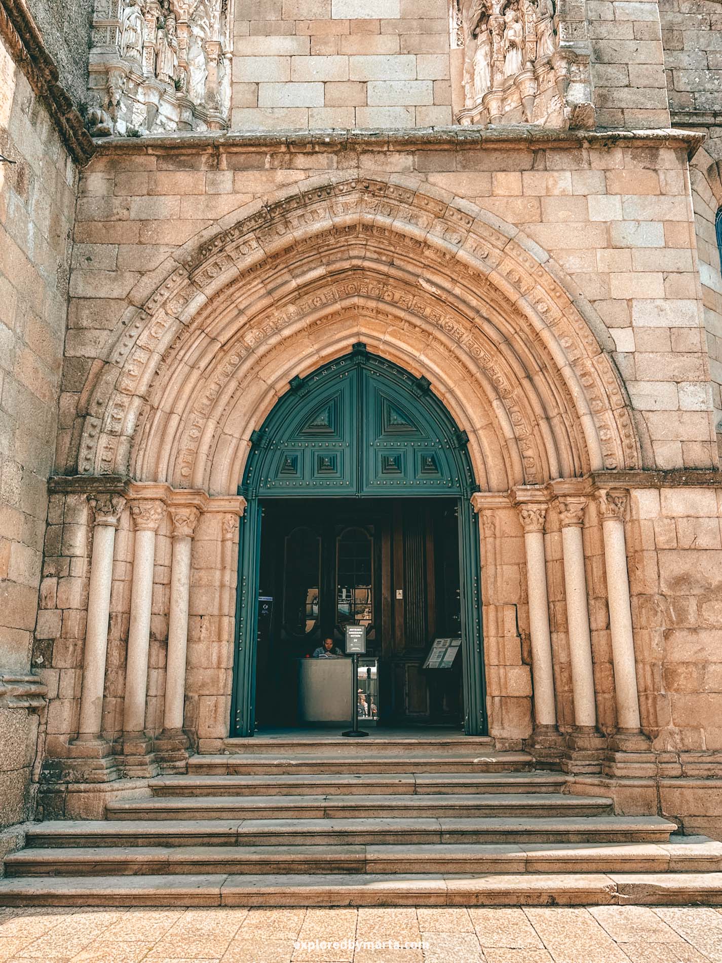 Guimaraes, Portugal-Igreja de Nossa Senhora da Oliveira