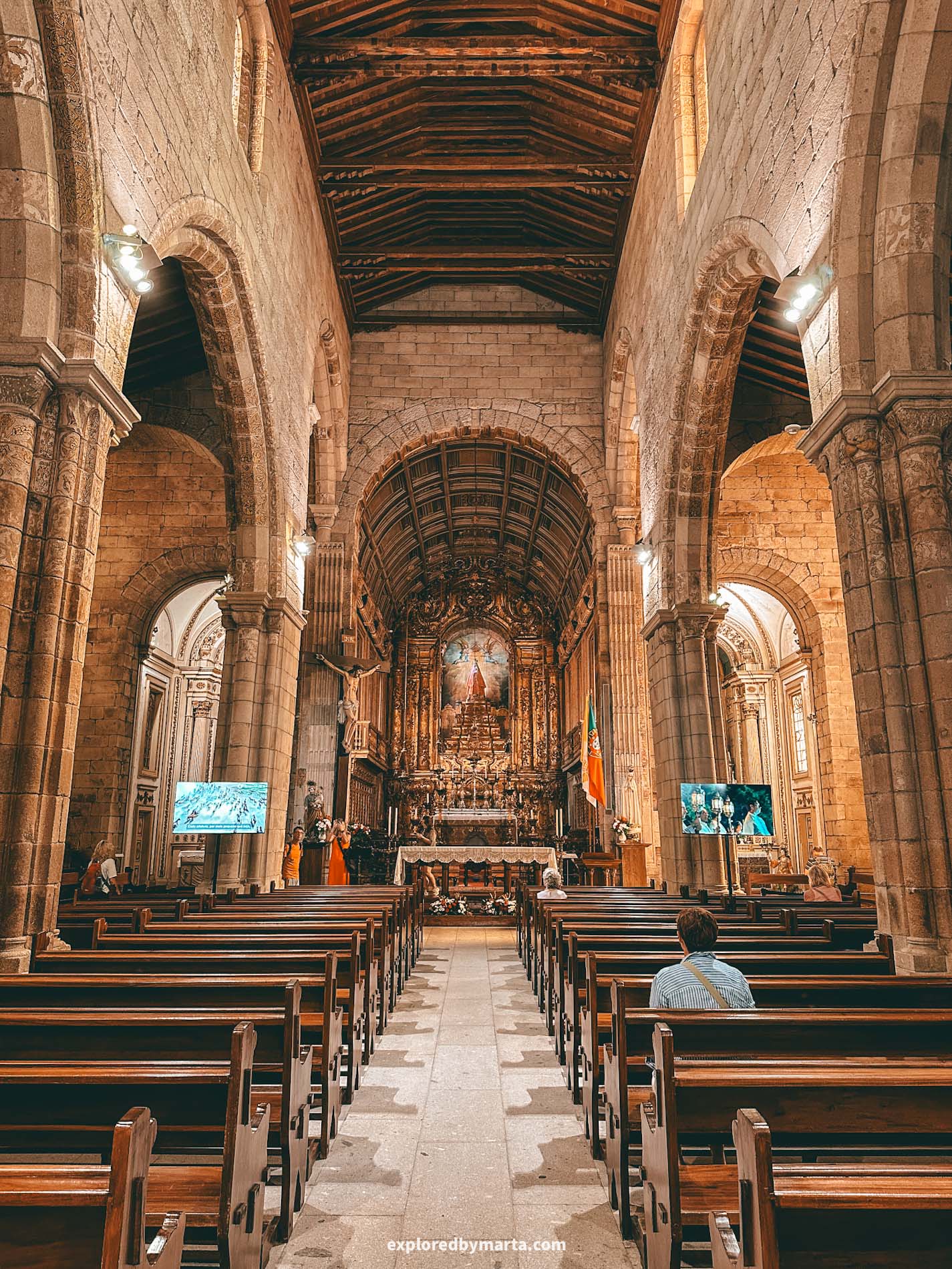 Guimaraes, Portugal-Igreja de Nossa Senhora da Oliveira