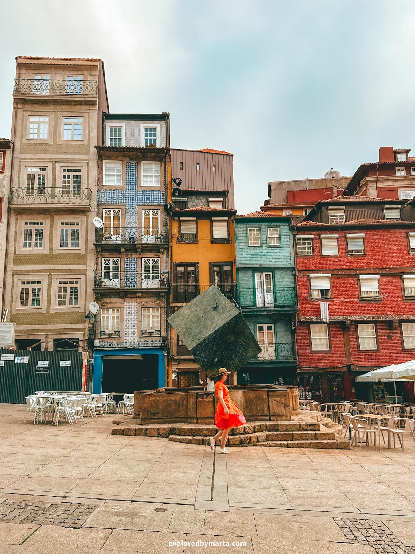Fonte do Cubo in Praça Ribeira, Porto, Portugal