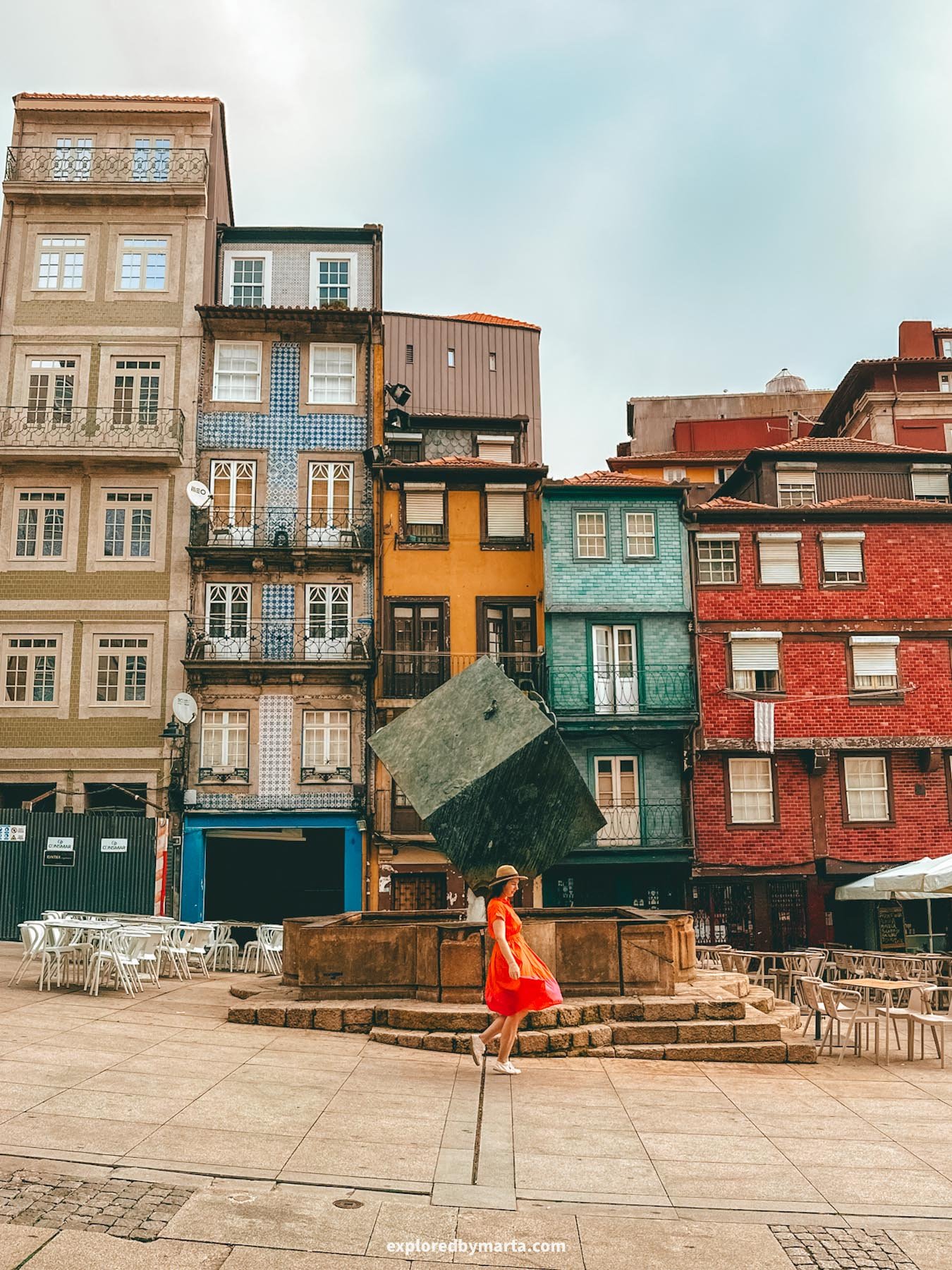 Praça da Ribeira with Fonte do Cubo in Porto, Portugal