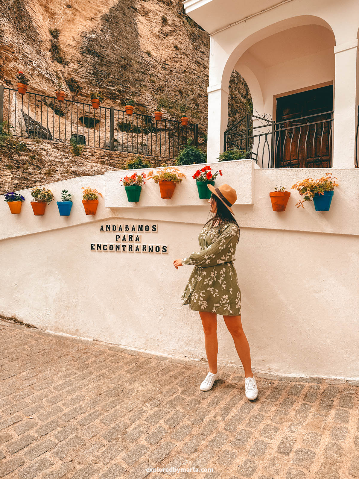 Andábamos para encontrarnos or We were walking to meet each other phrase in Setenil de las Bodegas cave village in Spain